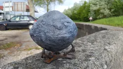 Pedestal for sphere-shaped object