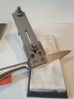 Sharpening training wheels. Knife sharpening tool - compact fixed angle system for any stone