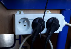 Držák na prodlužovačku / Power strip holder