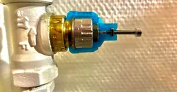 Radiator valve - manual setting model