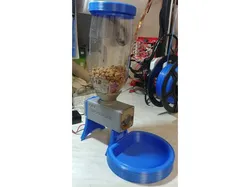 CAT food dispenser