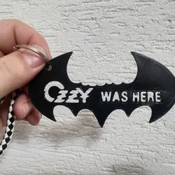 🦇 Ozzy was here – Bat-Shaped Keychain with Bitten Head