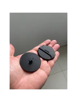 Motorcycle helmet visor clip