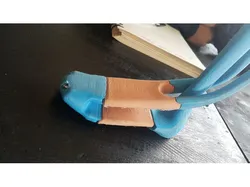 prótesis transfemoral para miembro inferior con materiales reciclados y con tecnología de impresión 3D