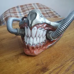 Immortan Joe Mask, Sharp teeth