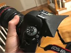 Hot shoe-mounted viewfinder visor