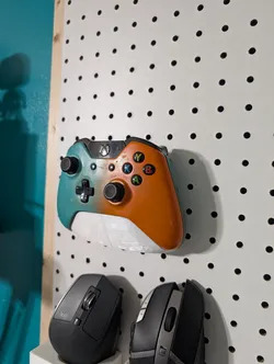 Xbox One Controller Stand 1 inch pegboard