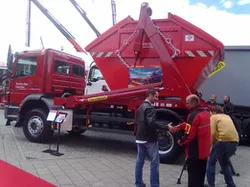 Swing arm garbage truck