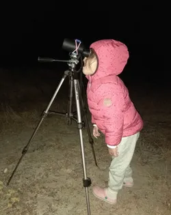 Universal binoculars holder on tripod